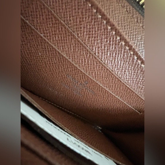 Louis Vuitton Zippy Compact Wallet in Monogram - Picture 6 of 12